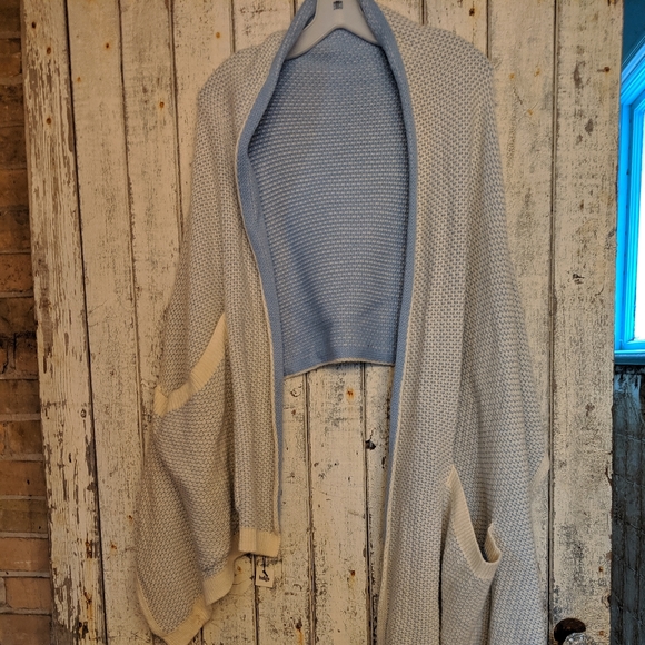 Shall with pockets - Picture 1 of 2